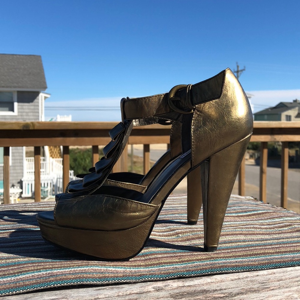 Steve Madden Gold “Rufles” High Heel w Platform